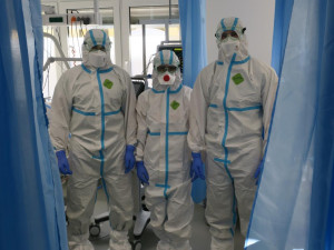 Speciálně vyškolení policisté pomáhají u covidových lůžek ve Stodské nemocnici