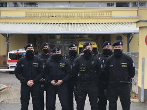 Speciálně vyškolení policisté pomáhají u covidových lůžek ve Stodské nemocnici