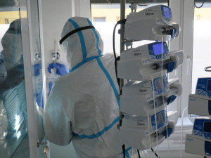 Speciálně vyškolení policisté pomáhají u covidových lůžek ve Stodské nemocnici