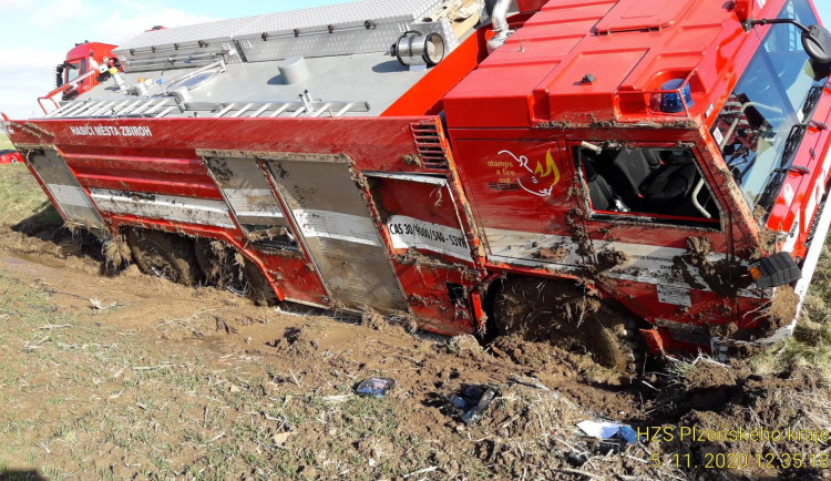 Hasičská cisterna skončila na boku v příkopu, na pomoc přijeli kolegové s technikou