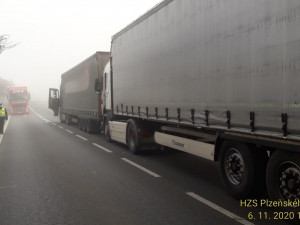 Na Domažlicku se srazily čtyři nákladní vozy