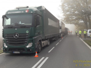 Na Domažlicku se srazily čtyři nákladní vozy