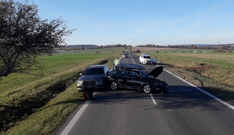 U Hunčické křižovatky se střetly tři automobily