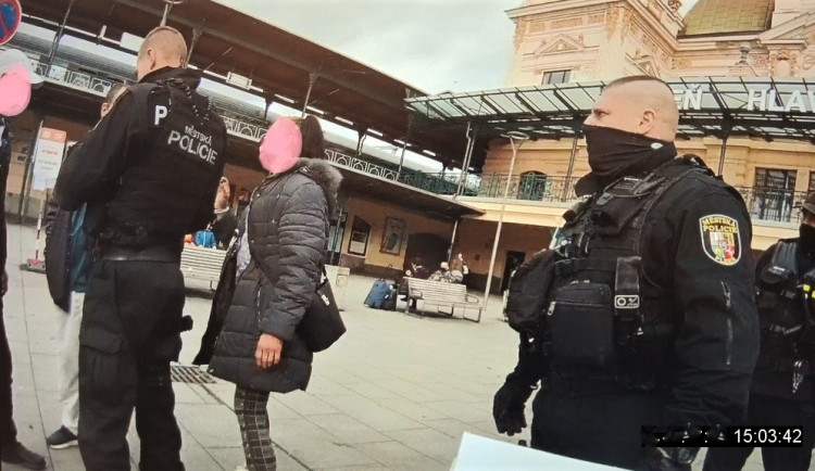 Strážníci přijeli k incidentu na vlakové nádraží