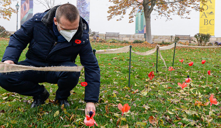Záhonek s vlčími máky v centru Plzně se zaplňuje, zasadit květ přišel i primátor Baxa