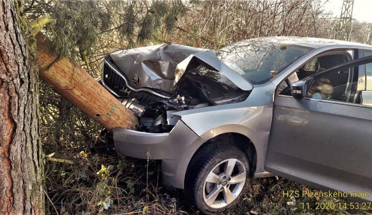 Řidička vyjela z neznámých příčin mimo silnici, zastavil ji až sloup elektrického vedení