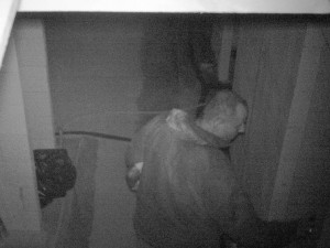 Muž kradl stavební materiál v rozestavěném domu, zachytila ho bezpečnostní kamera