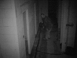 Muž kradl stavební materiál v rozestavěném domu, zachytila ho bezpečnostní kamera