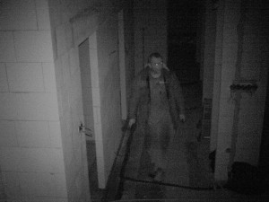 Muž kradl stavební materiál v rozestavěném domu, zachytila ho bezpečnostní kamera