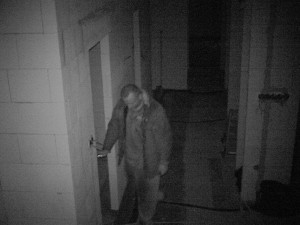 Muž kradl stavební materiál v rozestavěném domu, zachytila ho bezpečnostní kamera