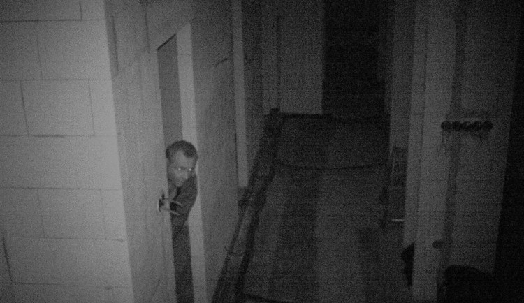 Muž kradl stavební materiál v rozestavěném domu, zachytila ho bezpečnostní kamera