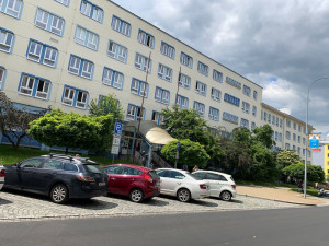 Zastupitelé Plzně schválili uzavření kupní smlouvy na prodej Polikliniky Slovany
