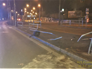 Osobák v Lidické ulici vletěl na tramvajovou zastávku a zdemoloval zábradlí