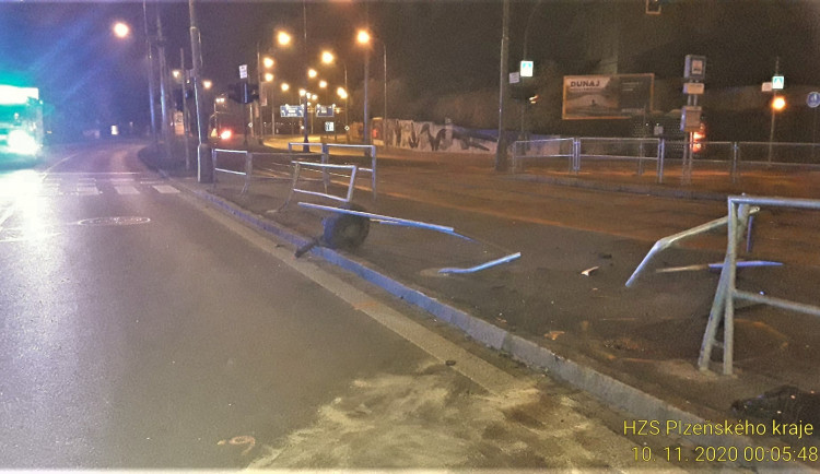 Osobák v Lidické ulici vletěl na tramvajovou zastávku a zdemoloval zábradlí