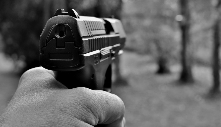 Ozbrojený konflikt dvou mužů zapříčinil zpomalovací retardér na ulici