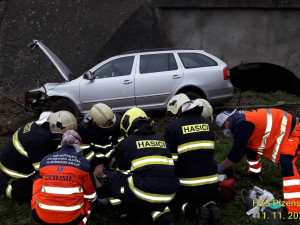Řidič se lekl srnky přebíhající přes silnici, strhl řízení a skončil s autem mimo silnici