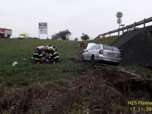 Řidič se lekl srnky přebíhající přes silnici, strhl řízení a skončil s autem mimo silnici
