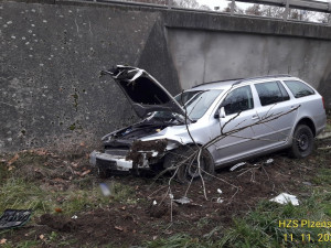 Řidič se lekl srnky přebíhající přes silnici, strhl řízení a skončil s autem mimo silnici