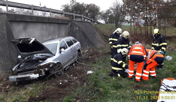 Zraněný řidič skončil v péči záchranářů