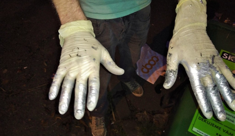 V okamžiku zadržení měl sprejer na rukou rukavice se stejnou barvou, která byla čerstvě nastříkaná i elektrické rozvodně