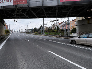 Ulice U Trati a křižovatka s Doudleveckou má nový povrch, jezdit se tam začne v sobotu