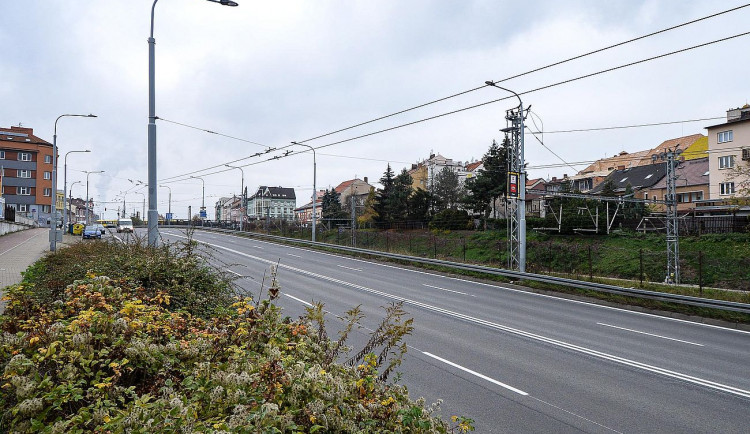 Ulice U Trati a křižovatka s Doudleveckou má nový povrch, jezdit se tam začne v sobotu