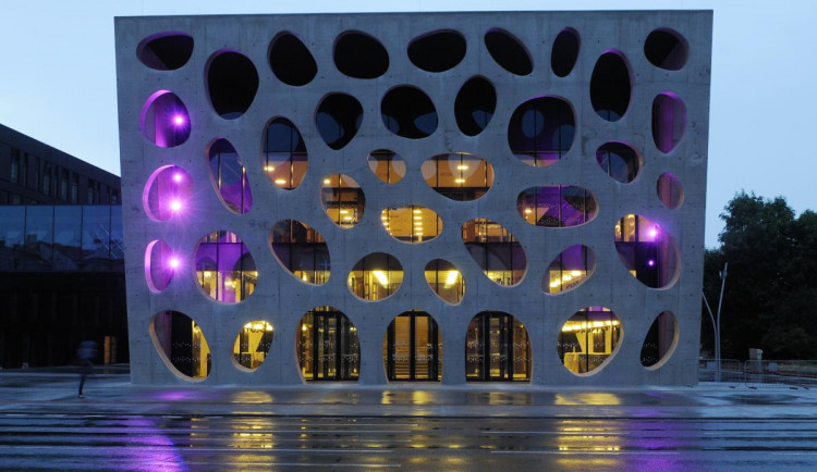 V předvečer Světového dne budou (předčasně) nasvíceny purpurovou barvou budovy všude tam, kde pečují o předčasně narozená miminka. Tak to vypadalo již loni v Plzni. 