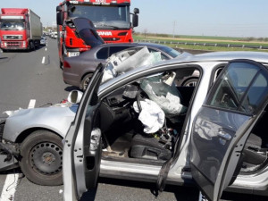 Řidič na D5 špatně odhadl vzdálenost a narazil do vozu před ním, sám skončil v příkopu