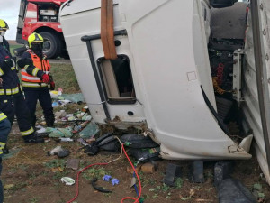 U Chotěšova se převrátil nákladní automobil na bok