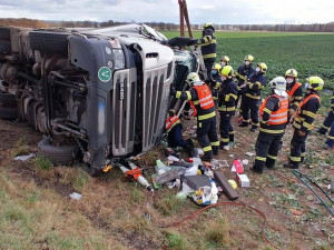 U Chotěšova se převrátil nákladní automobil na bok