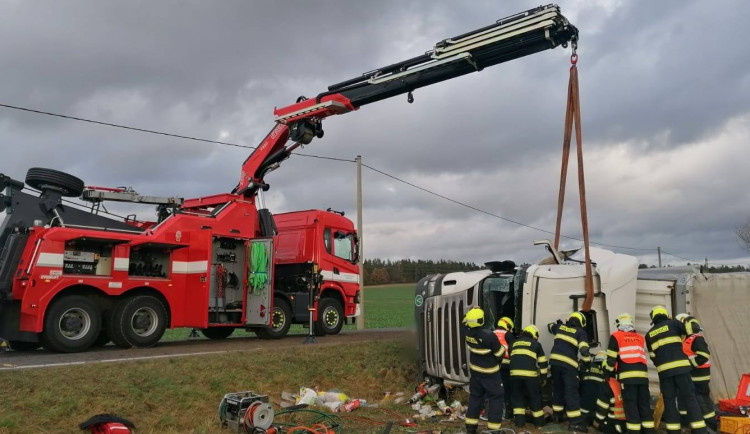 U Chotěšova se převrátil nákladní automobil na bok