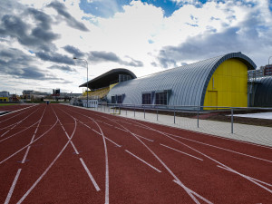 Atletický stadion ve Skvrňanech má od města novou rozcvičovnu za 23,5 milionu