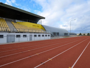 Atletický stadion ve Skvrňanech má od města novou rozcvičovnu za 23,5 milionu