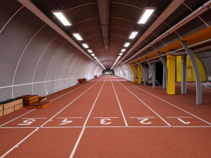 Atletický stadion ve Skvrňanech má od města novou rozcvičovnu za 23,5 milionu