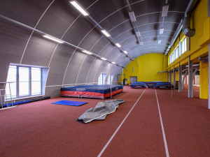 Atletický stadion ve Skvrňanech má od města novou rozcvičovnu za 23,5 milionu