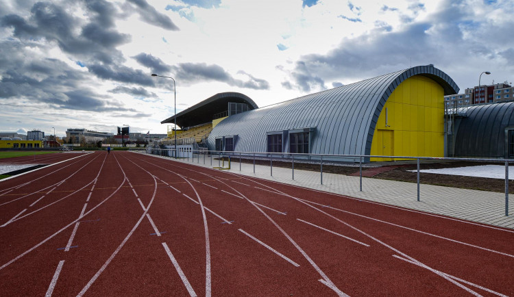 Atletický stadion ve Skvrňanech má od města novou rozcvičovnu za 23,5 milionu