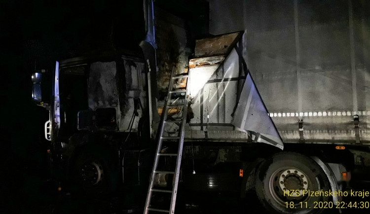 Požár zasáhl motor, kabinu i část nákladového prostoru