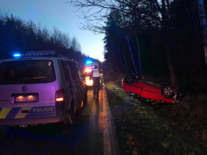 Ranní nehoda osobáku u Svojkovic si vyžádala zásah vrtulníku letecké záchranky