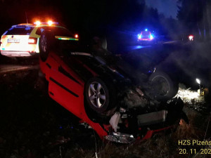 Ranní nehoda osobáku u Svojkovic si vyžádala zásah vrtulníku letecké záchranky