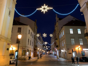 Některé plzeňské ulice a náměstí Republiky už rozzářila vánoční výzdoba