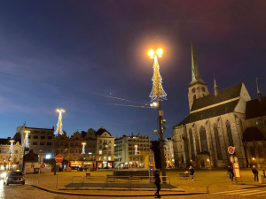 Některé plzeňské ulice a náměstí Republiky už rozzářila vánoční výzdoba
