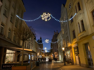 Některé plzeňské ulice a náměstí Republiky už rozzářila vánoční výzdoba