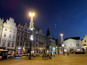 Některé plzeňské ulice a náměstí Republiky už rozzářila vánoční výzdoba