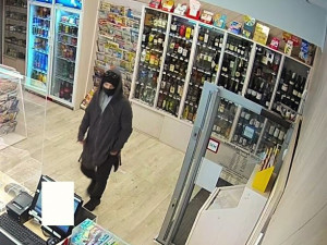 Utrácel na cizí platební kartu, teď po něm pátrají kriminalisté z Plzně