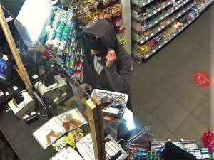 Utrácel na cizí platební kartu, teď po něm pátrají kriminalisté z Plzně