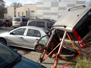 Senior (84) se zřítil na parkovišti z několikametrového srázu na jiný vůz