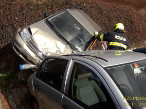 Senior (84) se zřítil na parkovišti z několikametrového srázu na jiný vůz