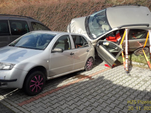 Senior (84) se zřítil na parkovišti z několikametrového srázu na jiný vůz