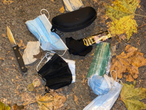 Pracovník Celní správy v civilu pronásledoval z místa činu dva zloděje, jeden ho napadl lahví