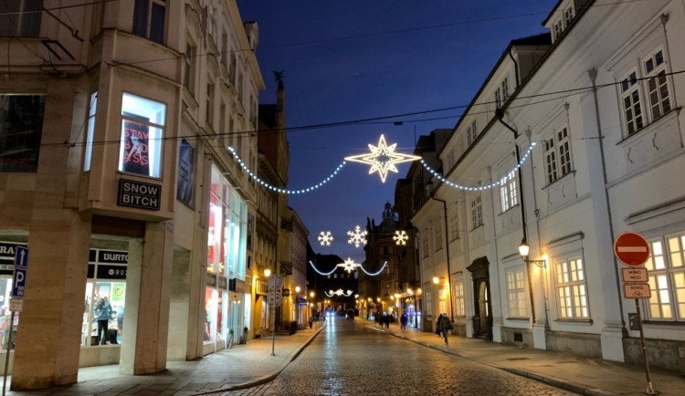 Některé plzeňské ulice a náměstí Republiky už rozzářila vánoční výzdoba